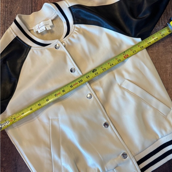 ✨ Anthropologie Varsity Bomber Jacket – Cream & Black ✨
Size Small - Picture 6 of 7